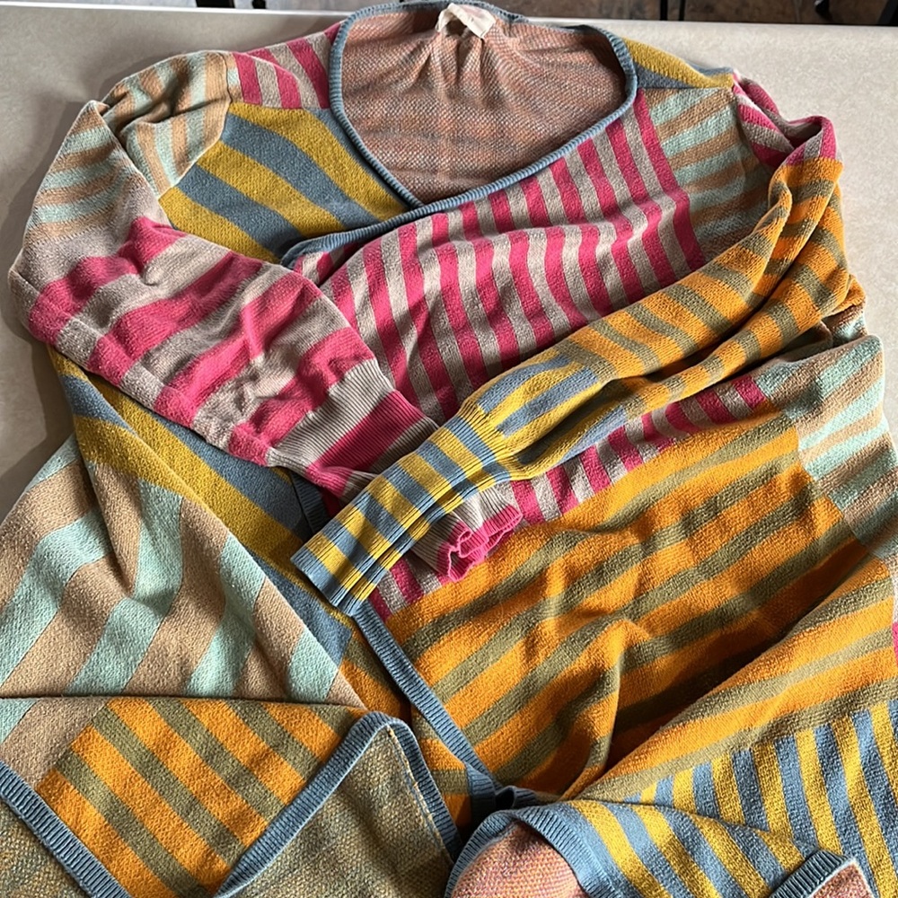 Quicksilver cardigan size small but fits medium